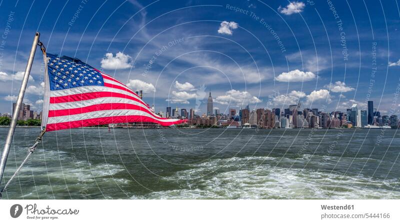 USA, New York, East River, amerikanische Flagge, Blick auf Midtown Manhattan Panorama Wolke Wolken Metropole Metropolen New York City Fahne Fahnen Wasser