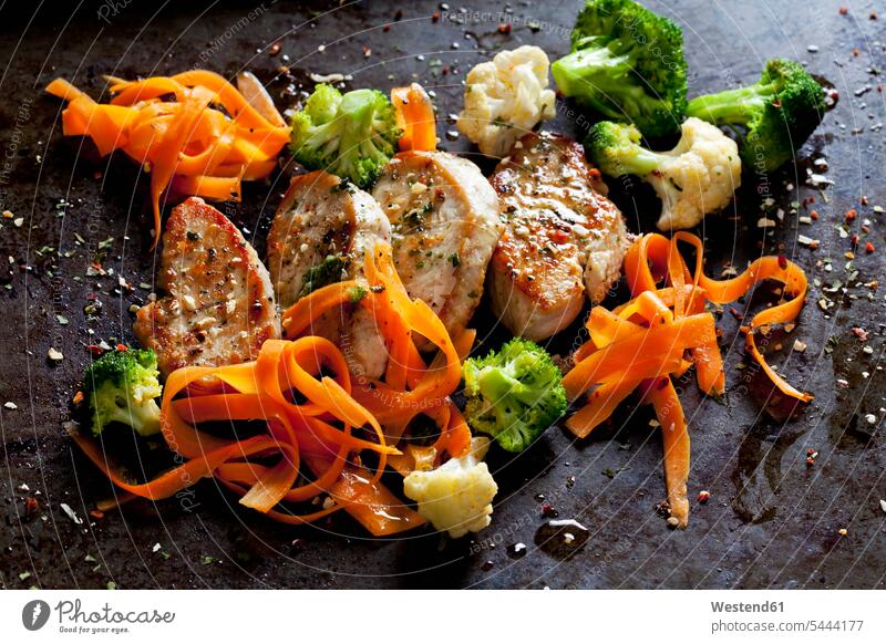 Putenfilet und Gemüse Food and Drink Lebensmittel Essen und Trinken Nahrungsmittel Streifen dunkler Hintergrund anbraten zubereiten kochen Essen zubereiten