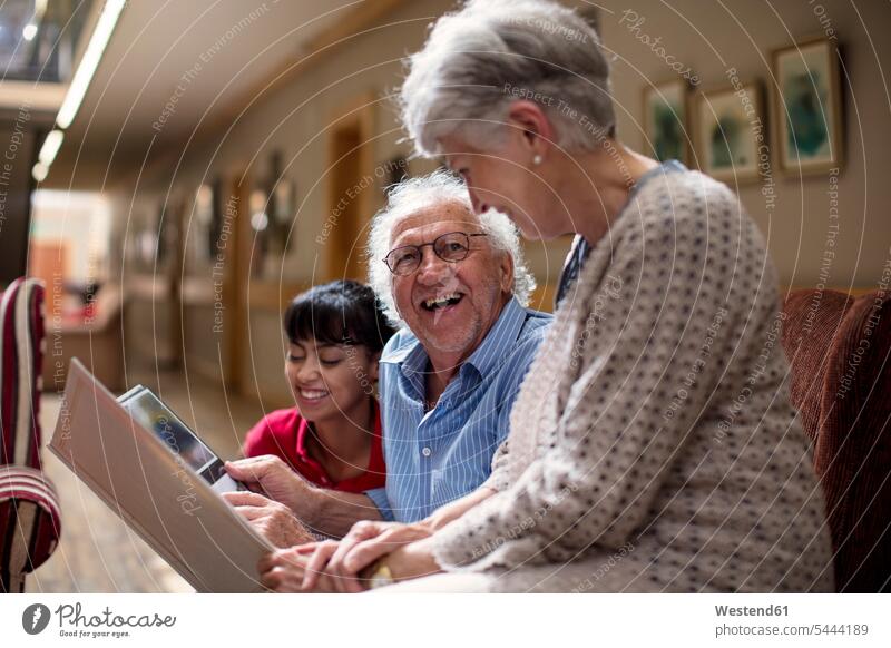 Krankenschwester unterrichtet Senioren im Altenheim, wie man einen Laptop benutzt Teilen Sharing Altersheim Seniorenheim Altenpflegerin Altenpflegerinnen