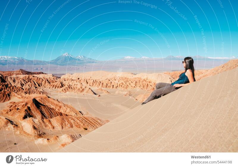 Chile, Atacama-Wüste, Frau sitzt auf einer Düne und schaut zu weiblich Frauen Sanddüne Sanddünen Erwachsener erwachsen Mensch Menschen Leute People Personen