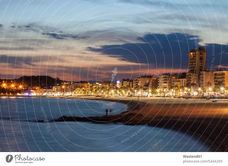 Spanien, Katalonien, Lloret de Mar, Ferienort an der Costa Brava, Strand und Skyline in der Dämmerung beleuchtet Beleuchtung Bucht Buchten Mittelmeer Abendlicht