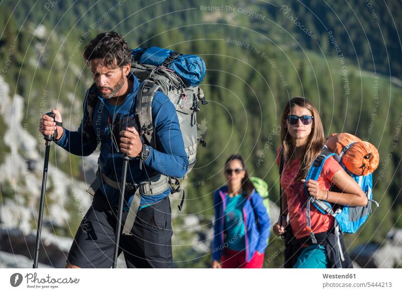 Italien, Freunde beim Trekking in den Dolomiten Aufstieg aktiv Dolomiti Bergwandern Bergsteiger Alpinisten Bergtour Trecking bergsteigen Freundschaft