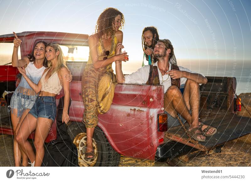 Glückliche junge Leute vor einem Lastwagen an der Küste Kueste Kuesten Küsten Freunde Spaß Spass Späße spassig Spässe spaßig Freundschaft Kameradschaft