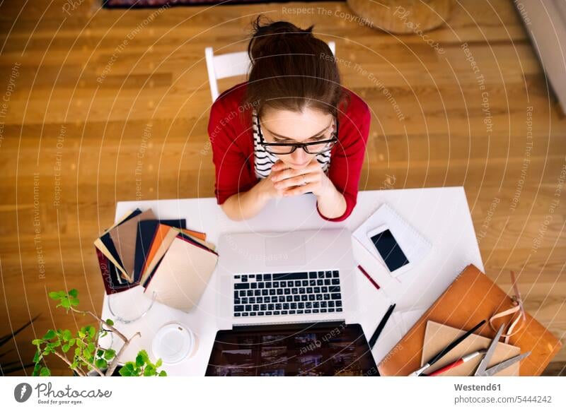 Frau, die zu Hause am Schreibtisch arbeitet weiblich Frauen Laptop Notebook Laptops Notebooks Home Office homeoffice zuhause zuhause arbeiten