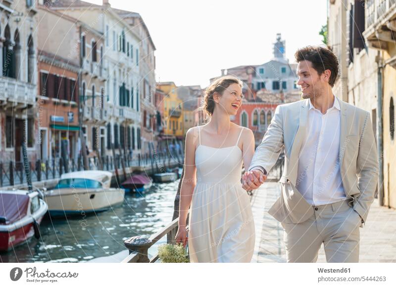 Italien, Venedig, glückliches Brautpaar geht Hand in Hand in der Morgendämmerung Brautleute Brautpaare Ehepaar Ehepaare Ehen Mensch Menschen Leute People