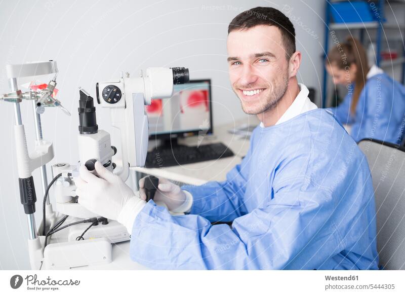 Porträt einer lächelnden Laborantin im Labor Mikroskop Mikroskope Labore Laboranten Portrait Porträts Portraits arbeiten Arbeit Arbeitsplatz Arbeitsstätte
