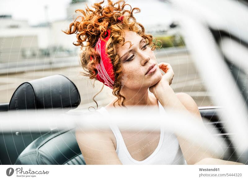 Porträt einer rothaarigen Frau in einem Sportwagen weiblich Frauen Portrait Porträts Portraits Auto Wagen PKWs Automobil Autos Erwachsener erwachsen Mensch