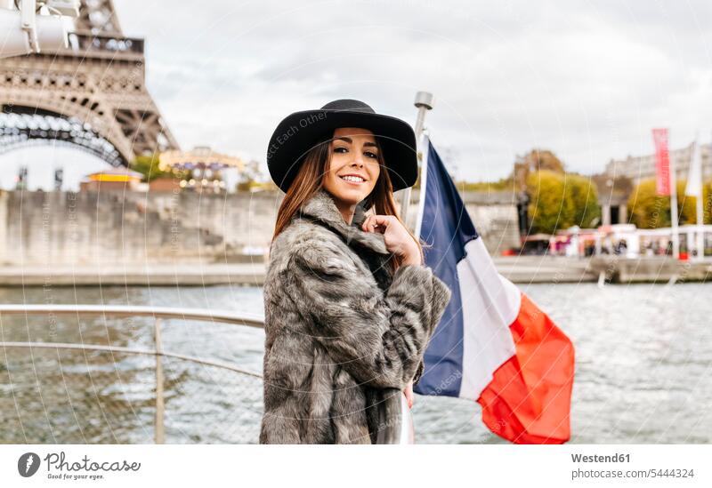 Paris, Frankreich, Porträt eines Touristen, der auf der Seine eine Kreuzfahrt mit dem Eiffelturm im Hintergrund macht Frau weiblich Frauen Erwachsener erwachsen