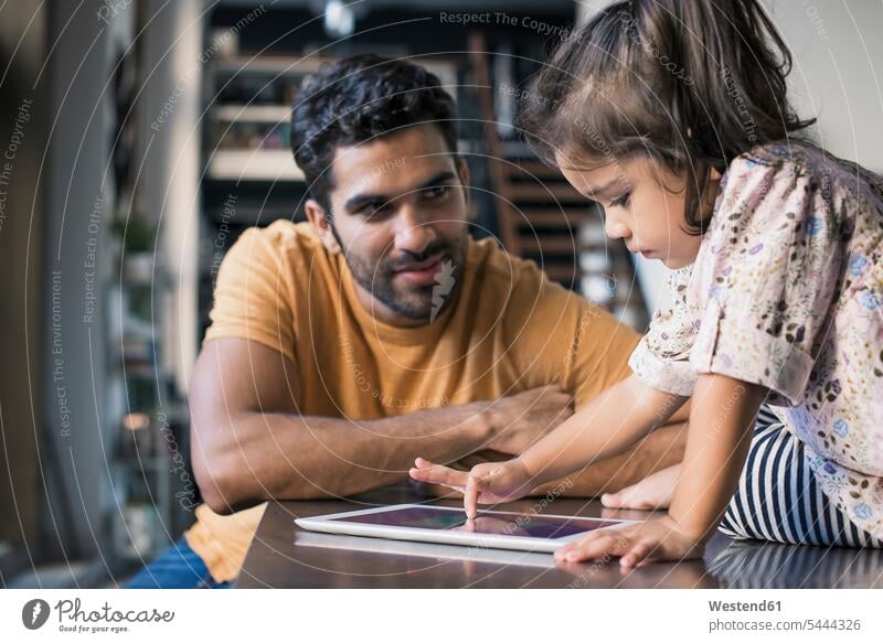 Vater und Tochter benutzen digitales Tablett spielen lernen Küche Töchter Tablet Computer Tablet-PC Tablet PC iPad Tablet-Computer Papas Väter Vati Vatis Papis