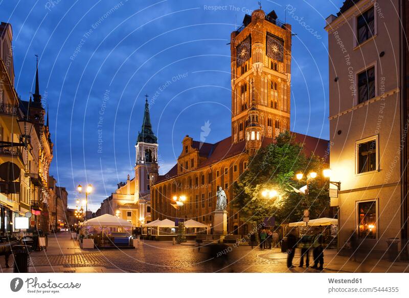 Polen, Torun, Rathaus auf dem Marktplatz der Altstadt bei Nacht beleuchtet Beleuchtung Linsenreflexion Blendenflecken Reflexlicht Lens Flare Außengastronomie