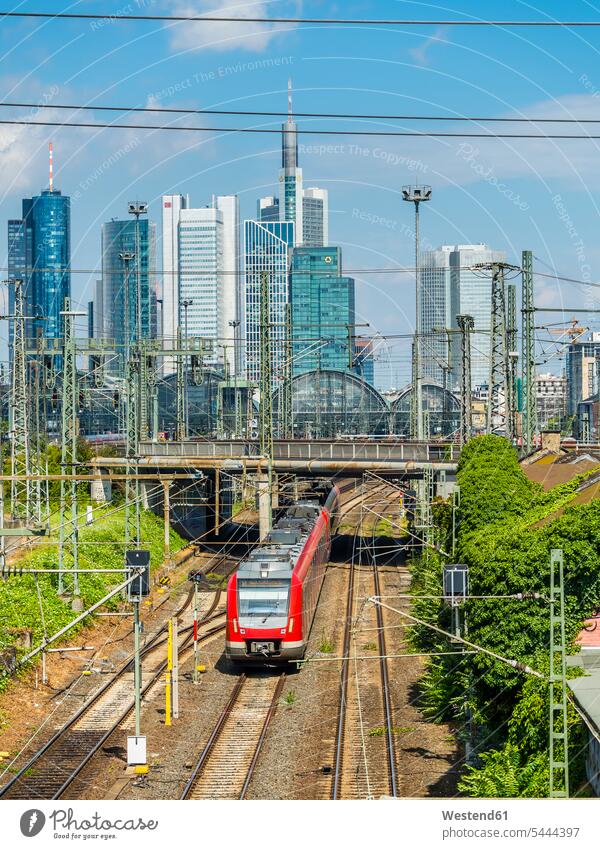 Deutschland, Frankfurt, Blick zum Hauptbahnhof mit Finanzdistrikt im Hintergrund Bewegung sich bewegen Mobilität mobil Bahnhof Bahnhöfe Bahnhoefe Gebäude