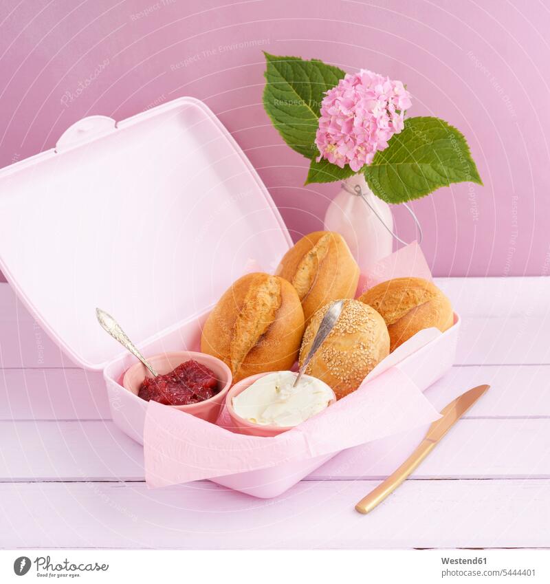 Lunchbox mit Brötchen, Marmelade und Frischkäse Food and Drink Lebensmittel Essen und Trinken Nahrungsmittel Blume Blumen Blüte Niemand Frühstück frühstücken