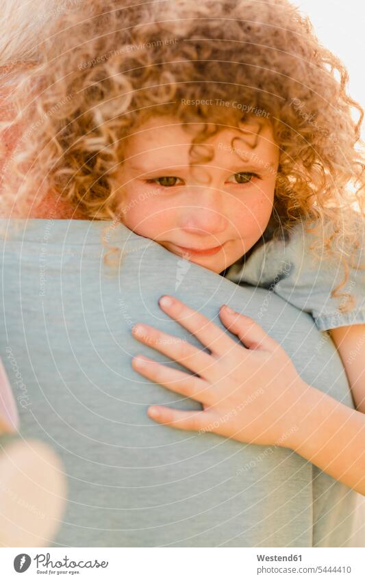 Porträt eines kleinen Mädchens, das seinen Onkel knuddelt umarmen Umarmung Umarmungen Arm umlegen Portrait Porträts Portraits weiblich Kind Kinder Kids Mensch