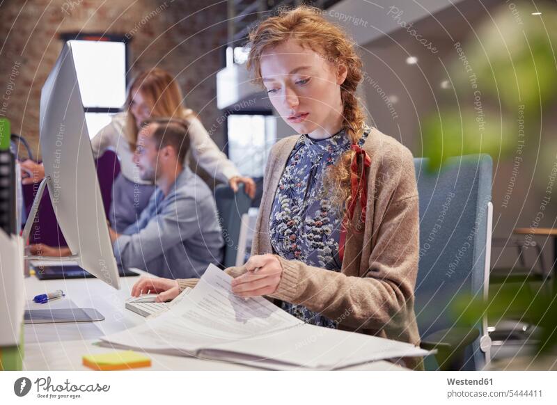 Junge Frau arbeitet in einem modernen kreativen Büro, usine Laptop lesen arbeiten Kreative junge Frau Arbeitsplatz Erwachsener Mensch Zuverlässigkeit lernen