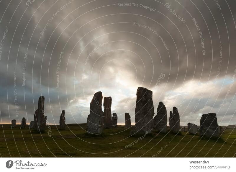 UK, Schottland, Isle of Lewis, Callanish, Blick auf die Bildung von Steinen im Gegenlicht Wolke Wolken Kultplatz Kultstätte Kultort Ausgrabungsstätte