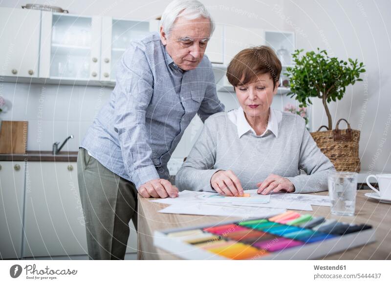 ältere Frau malt mit Buntstiften, Ehemann schaut zu zeichnen Zeichnung malen Hobby Hobbies Senioren alte Malkreide Gemeinsam Zusammen Miteinander betrachten