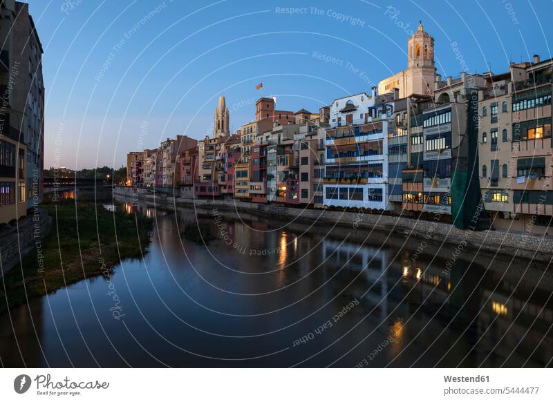 Spanien, Girona, die Basilika San Felix und die Kathedrale Santa Maria hinter Häusern am Onyar-Fluss am Abend Barri Vell Architektur Baukunst Städtisches Motiv