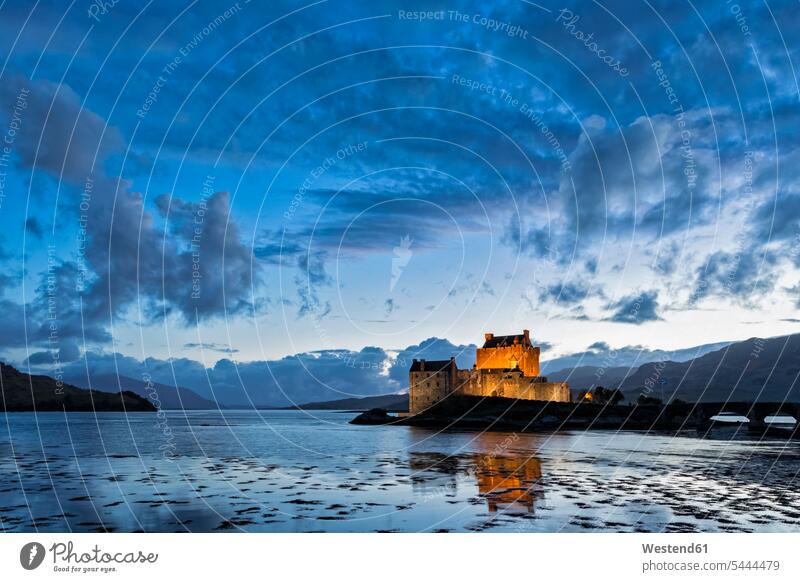 Großbritannien, Schottland, Dornie, Loch Duich, Eilean Donan Castle bei Sonnenuntergang See Seen Natur Beleuchtung beleuchtet bewölkt Bewölkung Wolke bedeckt
