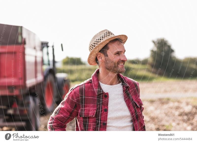 Porträt eines selbstbewussten Landwirts auf dem Feld Felder Mann Männer männlich lächeln Bauer Landwirte Bauern Erwachsener erwachsen Mensch Menschen Leute