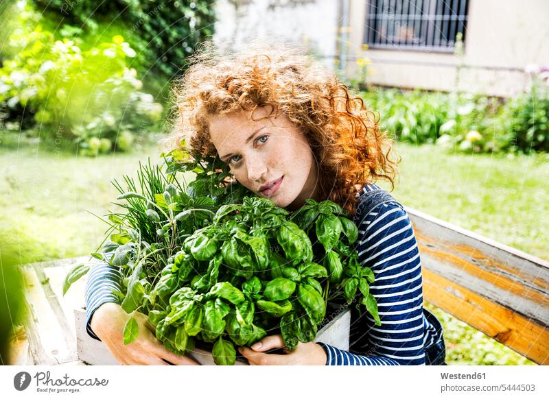 Porträt einer jungen Frau mit frischen Kräutern in einer Schachtel Portrait Porträts Portraits Kraeuter Kraut Garten Gärten Gaerten weiblich Frauen Gewürz