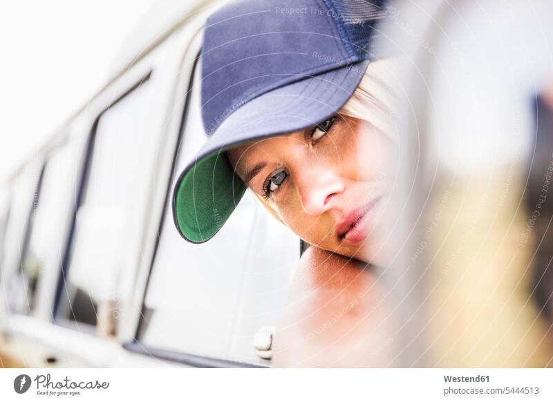 Junge Frau, die aus dem Fenster eines Lieferwagens schaut Portrait Porträts Portraits lächeln weiblich Frauen Kleinbus Kleinbusse Erwachsener erwachsen Mensch