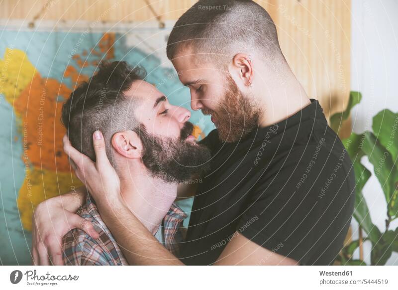 Junges schwules verliebtes Paar von Angesicht zu Angesicht Pärchen Paare Partnerschaft Homosexueller Mann Homosexuelle Maenner Schwuler Homosexuelle Männer