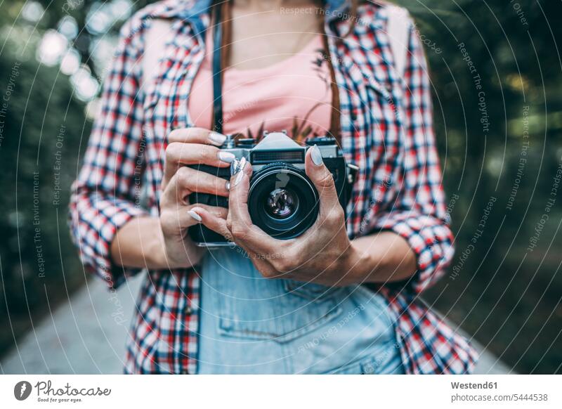 Nahaufnahme einer Frau mit einer Kamera Fotoapparat Fotokamera Fotografin Fotografinnen Photographinnen weiblich Frauen Fotografen Photographen Erwachsener