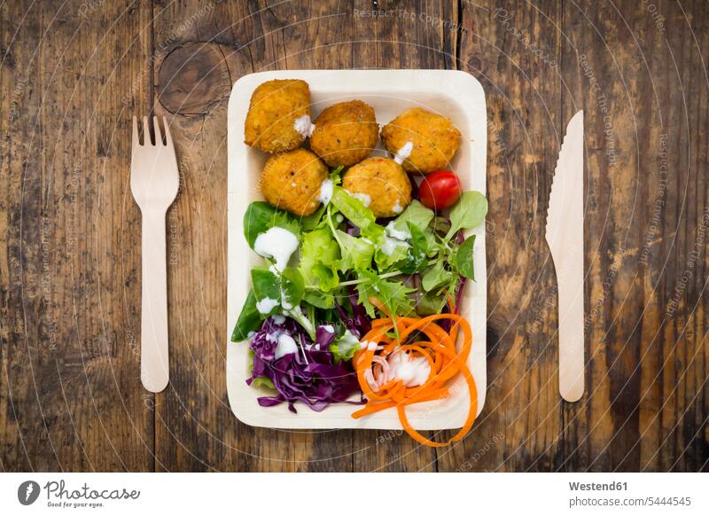 Falafel und Salat auf hölzernen Einwegtellern und -besteck Niemand Snack Imbiss Zwischenmahlzeit Snacks Holzteller kleine Ansammlung von Gegenständen