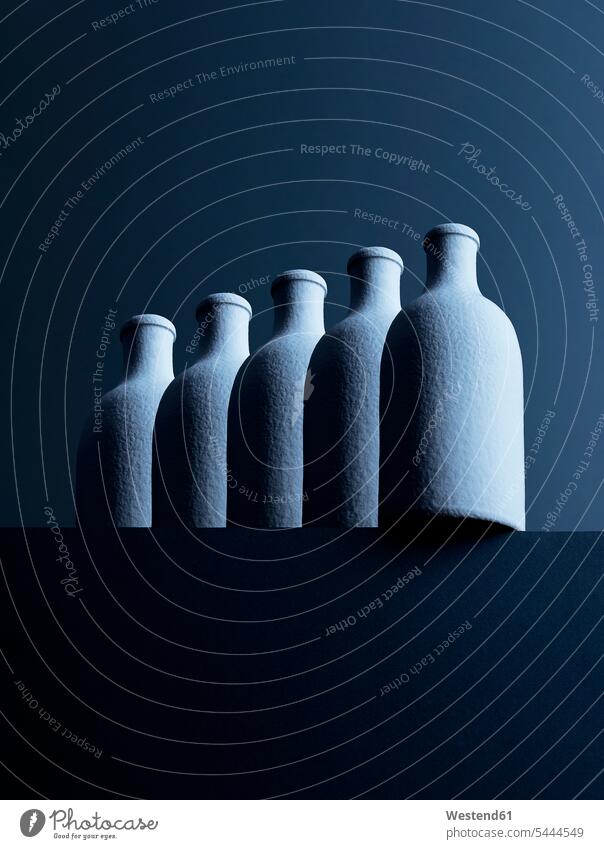 Reihe von fünf Flaschen vor dunklem Hintergrund, 3D-Rendering dunkel Schlichtheit Einfachhheit einfach hintereinander Gleichheit Gleichberechtigung