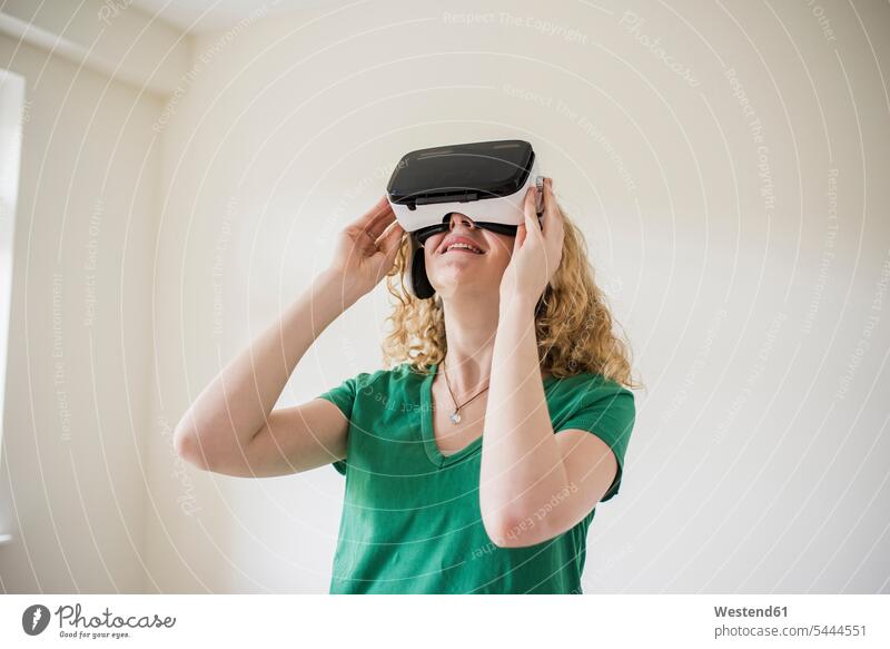 Frau mit VR-Brille schaut nach oben Virtual Reality Brille Virtual-Reality-Brille Virtual Reality-Brille VR Brille Wohnung wohnen Wohnungen weiblich Frauen