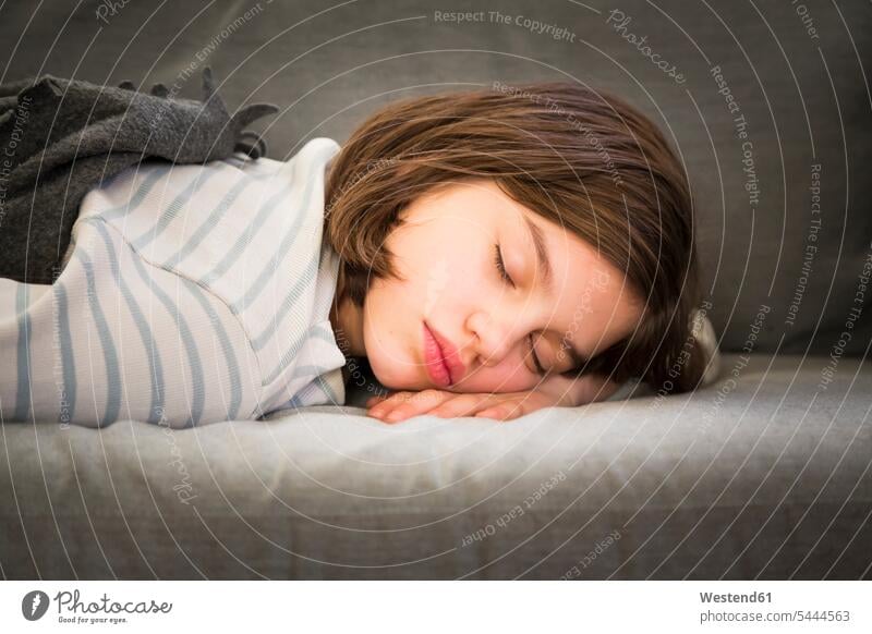 Porträt eines auf einer Couch schlafenden Mädchens Portrait Porträts Portraits weiblich liegen liegend liegt Sofa Couches Liege Sofas Kind Kinder Kids Mensch