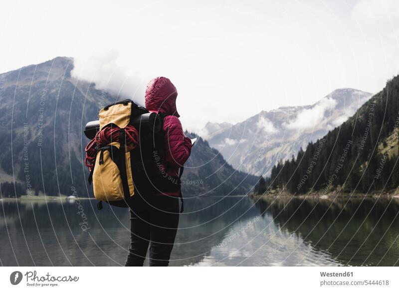Österreich, Tirol, Alpen, Wanderer am Bergsee stehend Frau weiblich Frauen See Seen wandern Wanderung steht Erwachsener erwachsen Mensch Menschen Leute People
