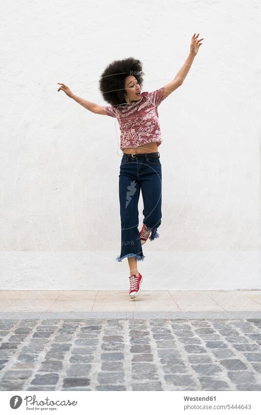 Junge Frau springt in die Luft weiblich Frauen Luftsprung Luftsprünge einen Luftsprung machen Luftspruenge springen hüpfen Erwachsener erwachsen Mensch Menschen
