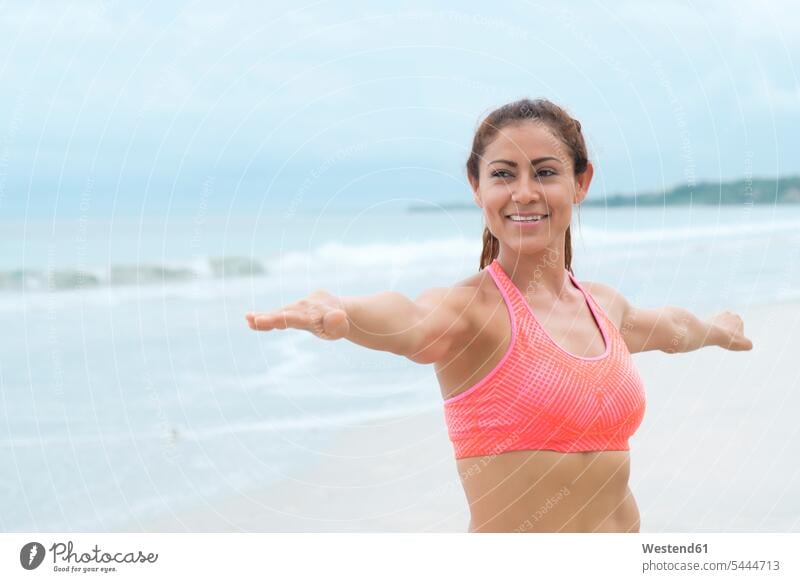 Frau praktiziert Yoga am Strand trainieren fit üben ausüben Übung Yoga-Übungen Yogauebungen Yogaübungen Jogauebung Jogauebungen Beach Straende Strände Beaches