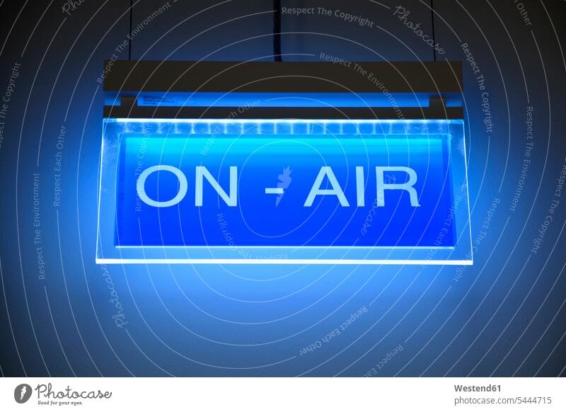 Beleuchtetes blaues Schild 'on air' beleuchtet Beleuchtung Kommunikation kommunizieren Beleuchtungen Achtung Text Studio Studios Fernsehsender Schilder Zeichen