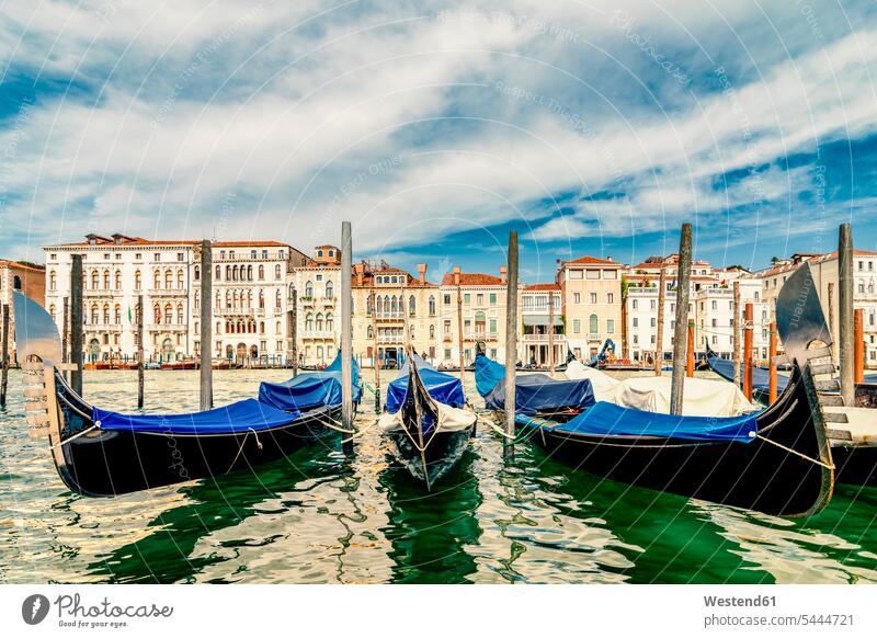 Italien, Venedig, Gondeln auf dem Canale Grande typisch Architektur Baukunst Sehenswürdigkeit Sehenwürdigkeiten sehenswert Wasser Boot Boote