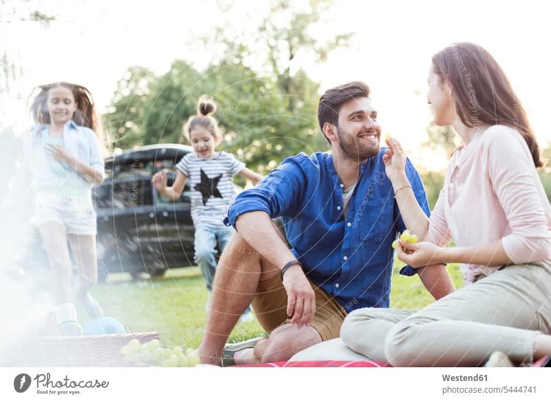 Fröhliches Picknick beim Roadtrip Wiese Wiesen Familie Familien fröhlich Fröhlichkeit Frohsinn Heiterkeit glücklich Glück glücklich sein glücklichsein Pause