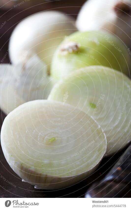 Geschnittene und ganze weiße Zwiebeln weißes weißer weiss Allium Cepa vollständig Ganzansicht unversehrt aufgeschnitten Scheibe angeschnitten Stück Stücke