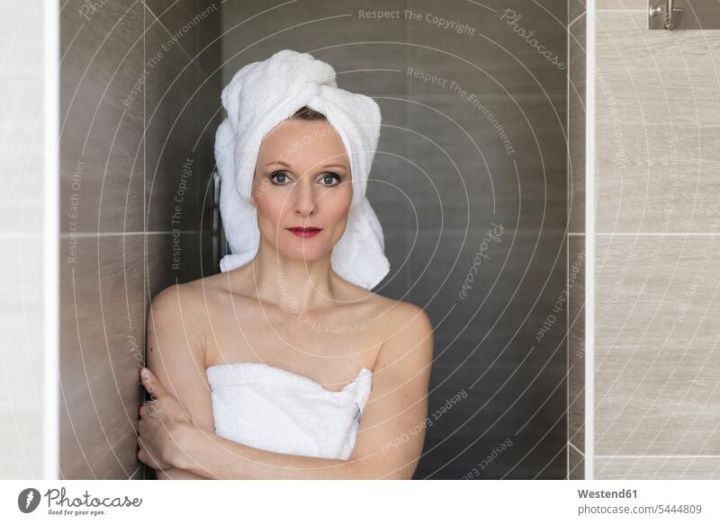 Porträt einer lächelnden Frau mit Handtüchern im Badezimmer weiblich Frauen Portrait Porträts Portraits Erwachsener erwachsen Mensch Menschen Leute People