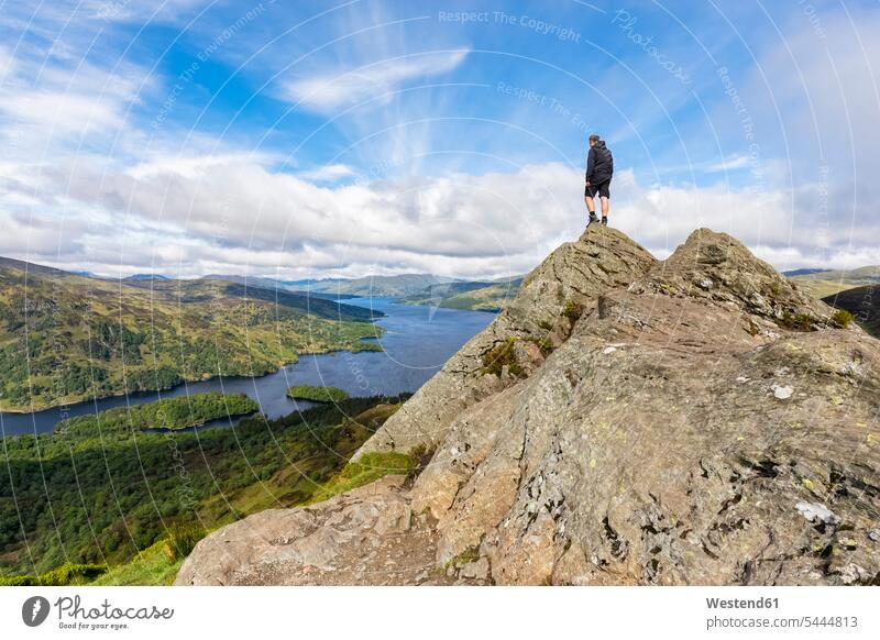 Grossbritannien, Schottland, Hochland, Trossachs, Touristen, die vom Berg Ben A'an zum Loch Katrine blicken Fels Felsen Reiseziel Reiseziele Urlaubsziel