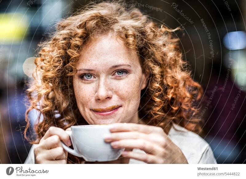 Porträt einer lächelnden jungen Frau mit Kaffeetasse weiblich Frauen Portrait Porträts Portraits Getränk Getraenk Getränke Getraenke Food and Drink Lebensmittel