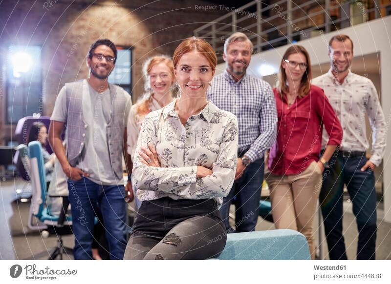 Gruppenporträt eines Teams von Kollegen, die für ein Start-up-Unternehmen arbeiten Firma Arbeitskollegen Startups Start ups Start-ups Portrait Porträts