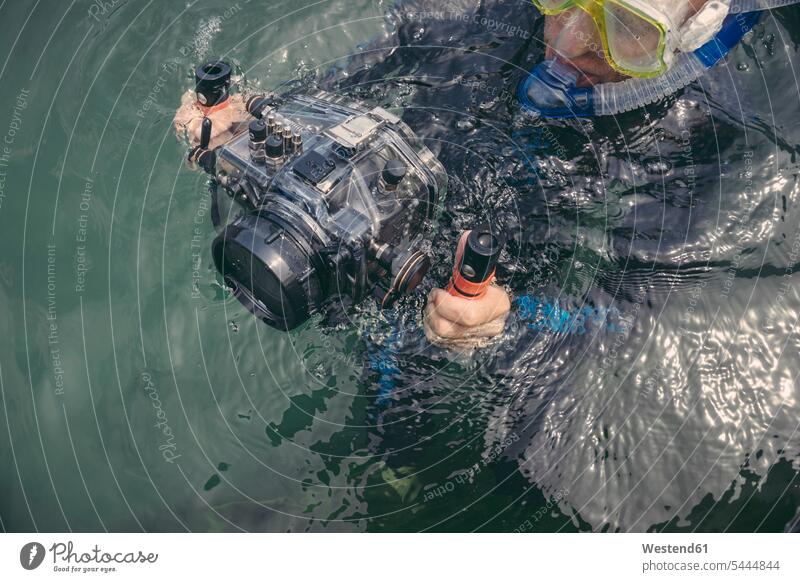 Mann mit Unterwasser-DSLR-Kamerakoffer in einem See Kameras tauchen Männer männlich Taucher Fotoapparat Fotokamera Erwachsener erwachsen Mensch Menschen Leute