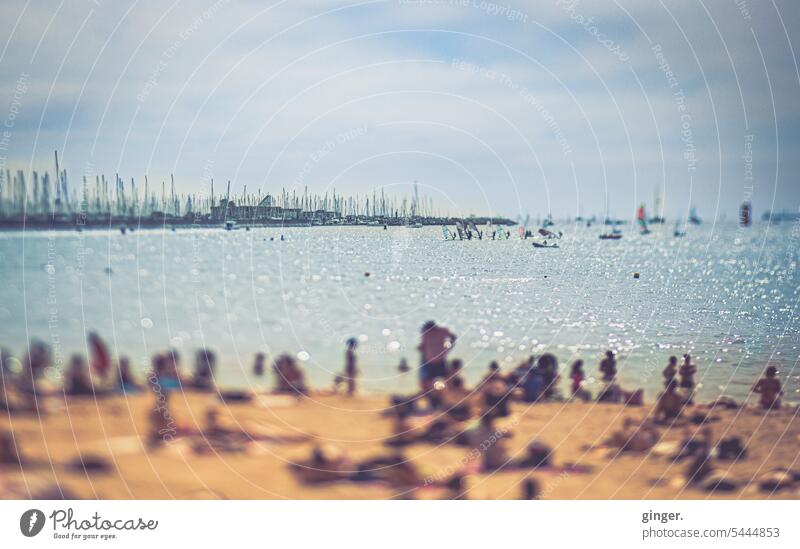 Strandleben - La Rochelle / Ile de Re - Frankreich (Lensbaby) Küste Meer Ferien & Urlaub & Reisen Sommer Tourismus Erholung Wasser Sand Urlaubsstimmung