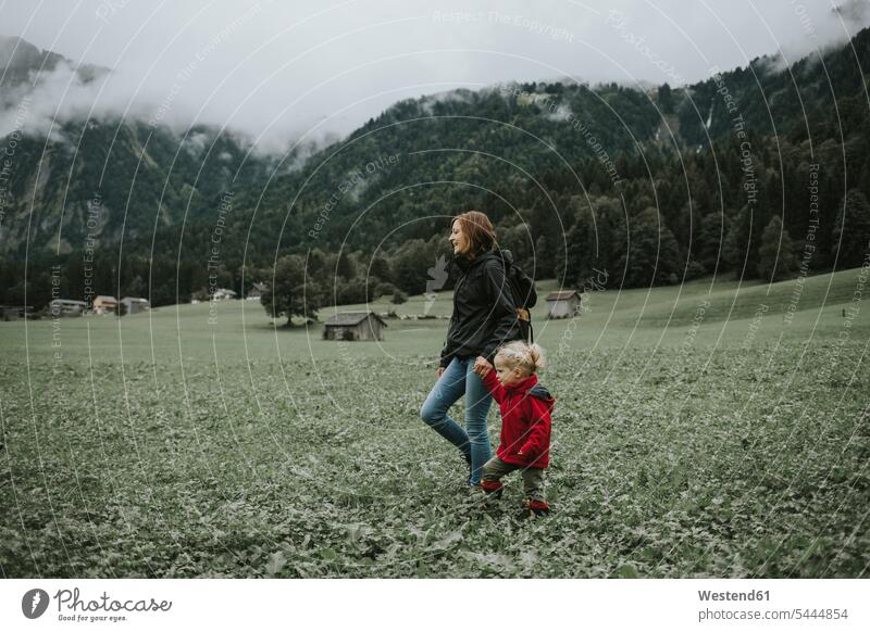Österreich, Vorarlberg, Mellau, Mutter und Kleinkind auf einer Reise in die Berge gehen gehend geht Tochter Töchter Wald Forst Wälder Mami Mutti Mütter Mama