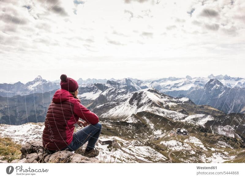 Deutschland, Bayern, Oberstdorf, Wanderer in alpiner Landschaft sitzend sitzt Frau weiblich Frauen Gebirge Berglandschaft Gebirgslandschaft Gebirgskette