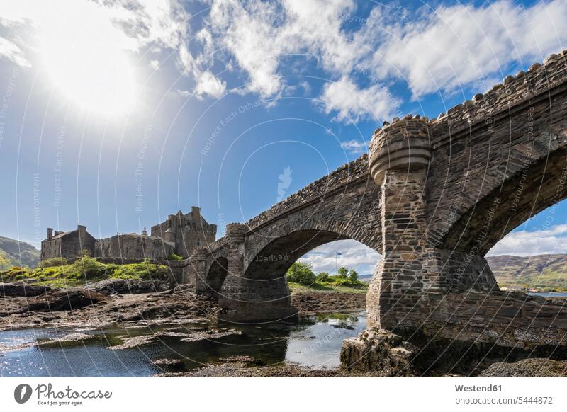 Großbritannien, Schottland, Dornie, Loch Duich, Schloss Eilean Donan Wolke Wolken Aussicht Ausblick Ansicht Überblick Eilean Donan Castle Natur Linsenreflexion