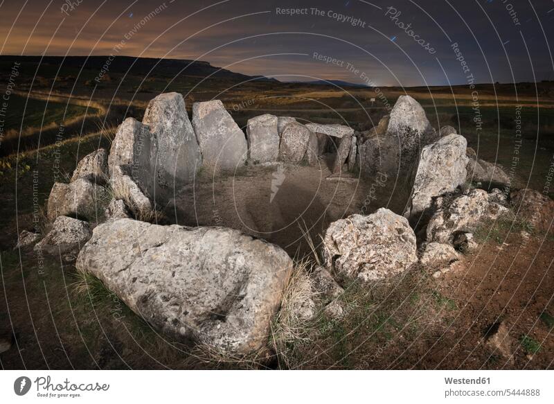 Spanien, Cubillejo de Lara, Dolmen von Mazariegos in sternenklarer Nacht Wolke Wolken Ausgrabungsstätte Ausgrabungsstätten Ausgrabungsstaetten Reiseziel