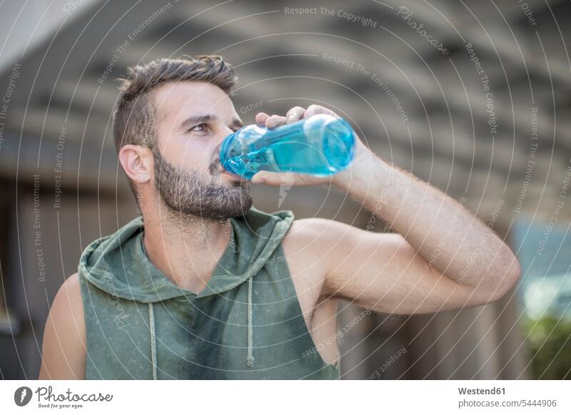 Sportler, der in der Stadt eine Pause macht und Wasser aus der Flasche trinkt trainieren Mann Männer männlich trinken Erwachsener erwachsen Mensch Menschen