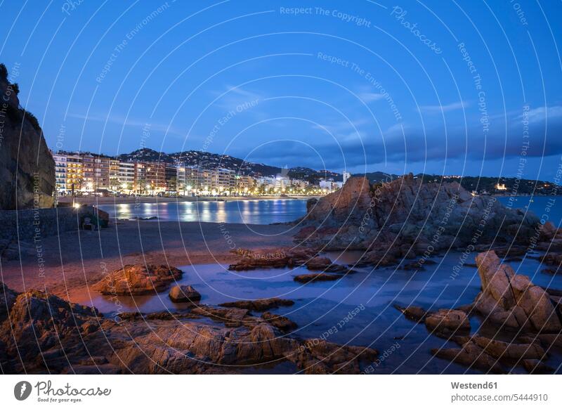 Spanien, Katalonien, Lloret de Mar Stadt an der Costa Brava, Strand und Meeresküste bei Nacht Küste Küstenlandschaft Beleuchtung beleuchtet Natur Aussicht